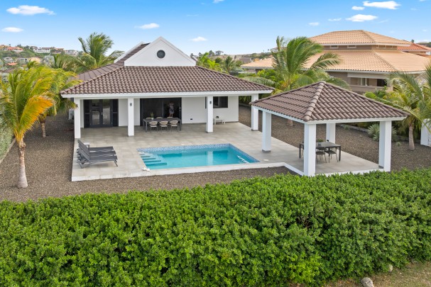 Blue Bay – Charming Villa with Pool and Golf Course Views