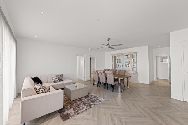 Blue Bay – Royale Villa met Zeezicht, Zwembad & 2 Appartementen