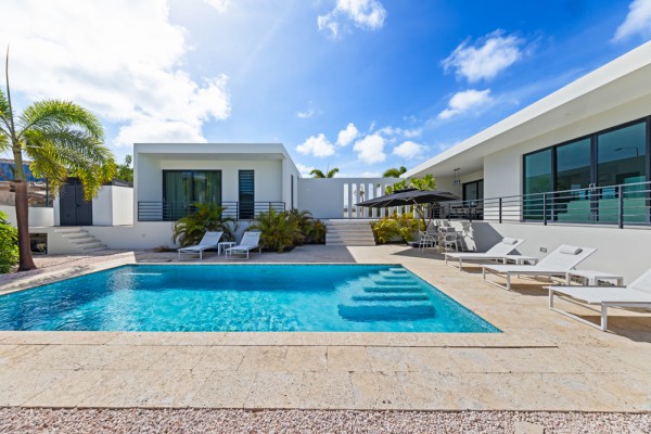 Beautiful Contemporary Villa Overlooking Spanish Water