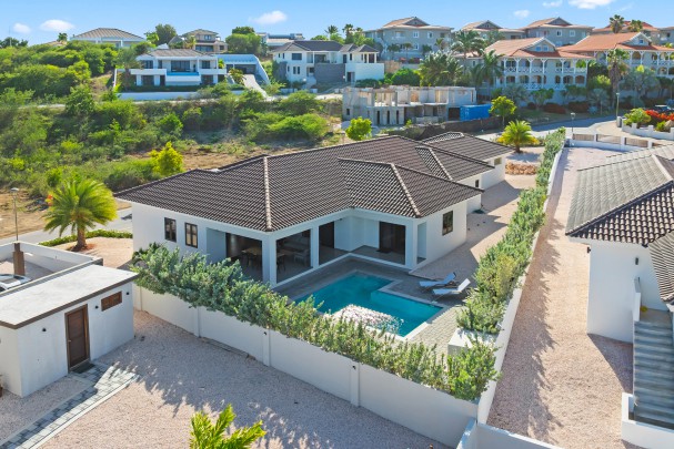Blue Bay - Modern newly built family home for rent on resort with pool