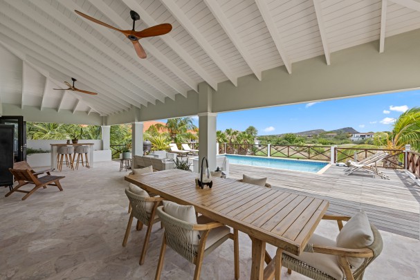 Blue Bay - Stylish 5-Bedroom Villa with Pool on the Golf Course