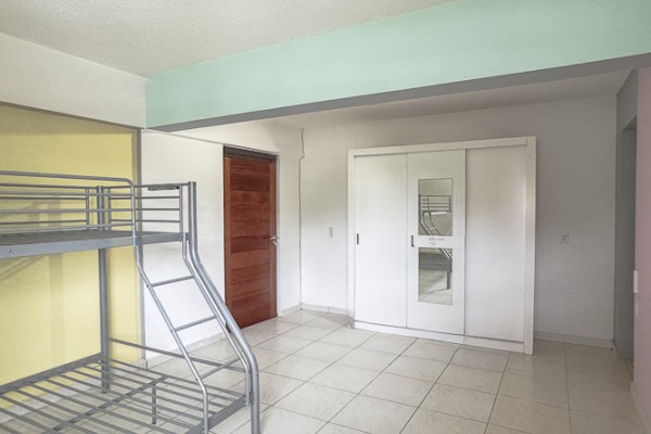 Spacious 3-bedroom villa with separate apartment