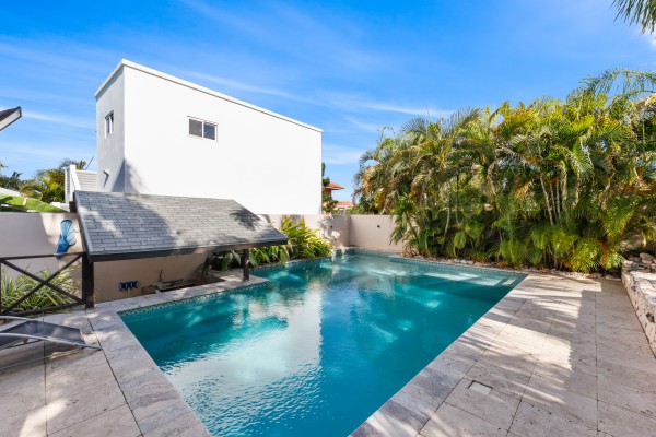 Hanenberg – Tropical vacation home with pool and private bar