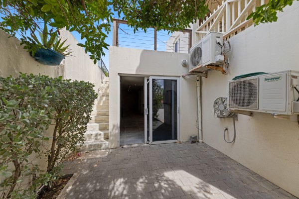 Stylish Jan Thiel Villa with Pool and Exceptional Investment Potential