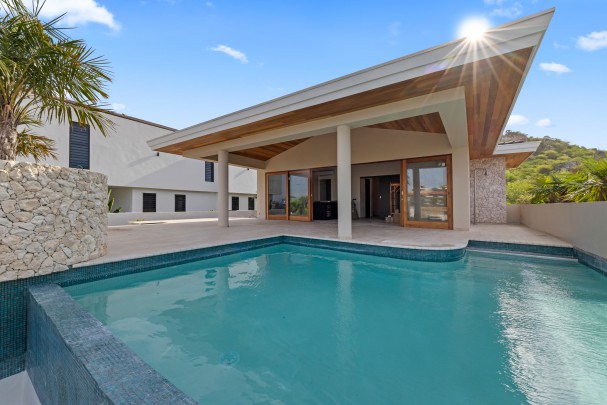 Blue Bay – High-end, luxurious newly built villa with rental potential