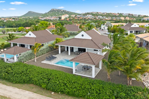 Blue Bay – Charming Villa with Pool and Golf Course Views