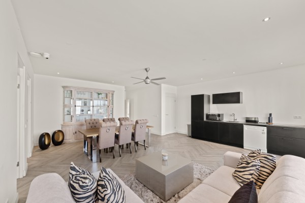 Blue Bay – Royale Villa met Zeezicht, Zwembad & 2 Appartementen