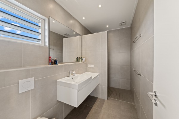 Jan Sofat – Woning met twee appartementen en uitzicht op spaans water