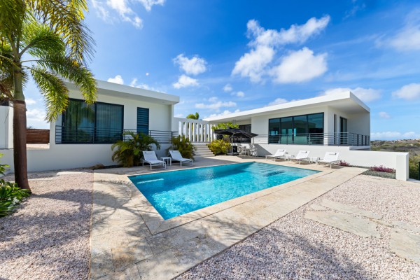 Beautiful Contemporary Villa Overlooking Spanish Water