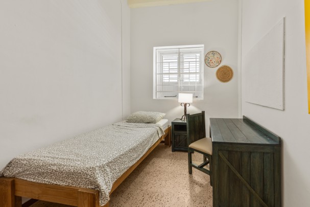 Fully operational student housing complex with 30 rooms for sale