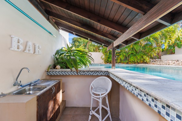 Hanenberg – Tropical vacation home with pool and private bar