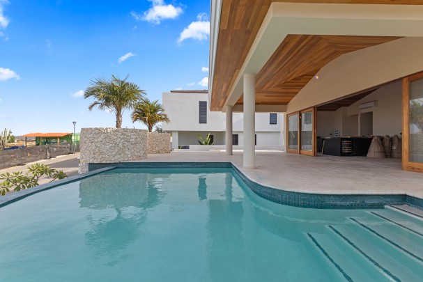 Blue Bay – High-end, luxurious newly built villa with rental potential