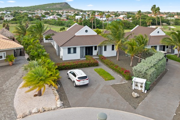 Blue Bay – Charming Villa with Pool and Golf Course Views