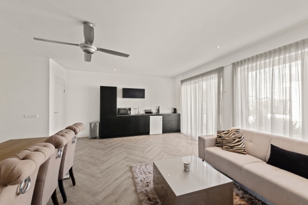Blue Bay – Royale Villa met Zeezicht, Zwembad & 2 Appartementen
