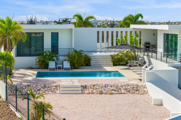 Beautiful Contemporary Villa Overlooking Spanish Water