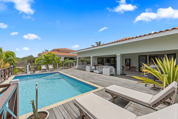 Blue Bay - Stylish 5-Bedroom Villa with Pool on the Golf Course
