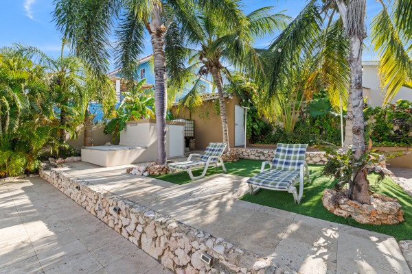Hanenberg – Tropical vacation home with pool and private bar