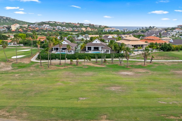 Blue Bay – Charming Villa with Pool and Golf Course Views
