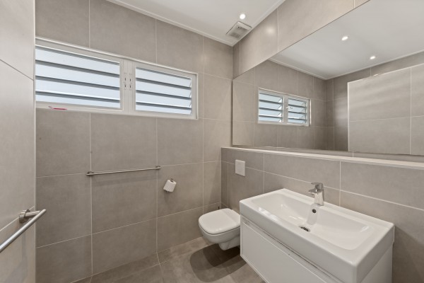Jan Sofat – Woning met twee appartementen en uitzicht op spaans water