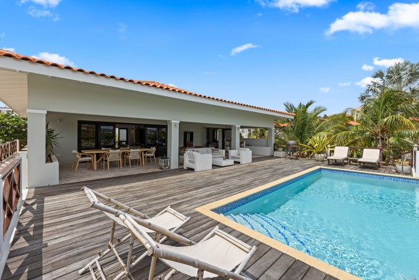 Blue Bay - Stylish 5-Bedroom Villa with Pool on the Golf Course