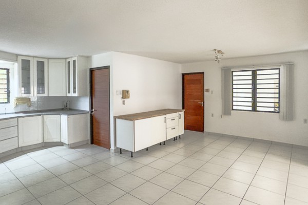 Spacious 3-bedroom villa with separate apartment