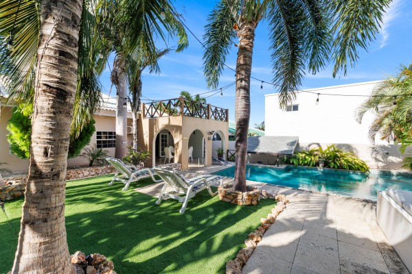 Hanenberg – Tropical vacation home with pool and private bar