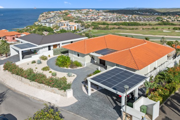 Blue Bay – Exclusive villa met adembenemend uitzicht  