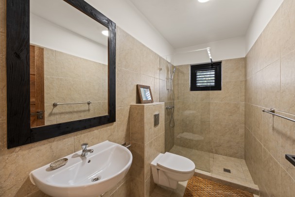 Blue Bay - Stylish 5-Bedroom Villa with Pool on the Golf Course