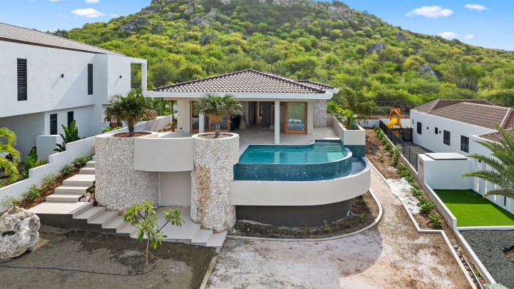 Blue Bay – High-end, luxurious newly built villa with rental potential