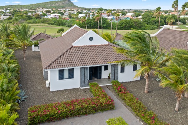 Blue Bay – Charming Villa with Pool and Golf Course Views