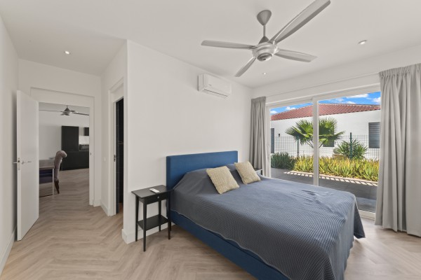 Blue Bay – Royale Villa met Zeezicht, Zwembad & 2 Appartementen