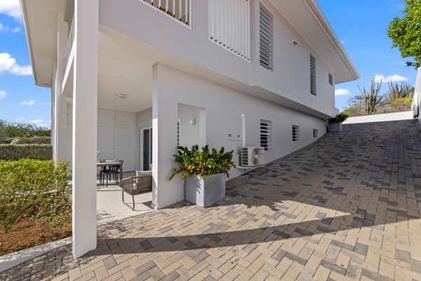Jan Sofat – Woning met twee appartementen en uitzicht op spaans water
