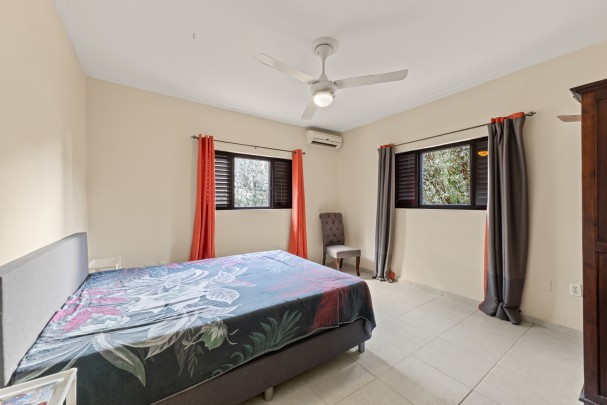 Blue Bay &ndash; Grote villa met twee ruime appartementen