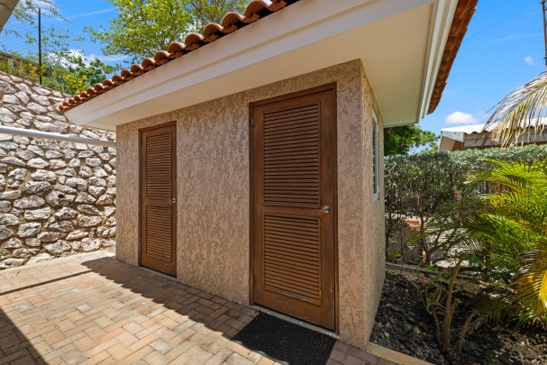 Sun Valley - Modern Detached Home with Garage on Spacious Lot