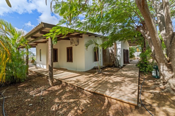 Renovated Tropical Home with Peace and Privacy in Jan Thiel