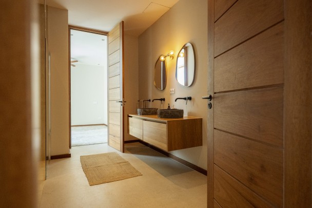 Luxury villa with pool, jacuzzi & sea view near Jan Thiel Beach