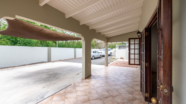 Ruime 4-slaapkamer villa met zwembad in Jan Doret