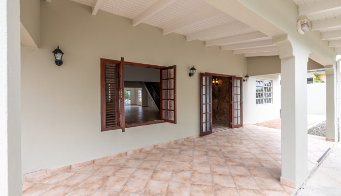 Ruime 4-slaapkamer villa met zwembad in Jan Doret
