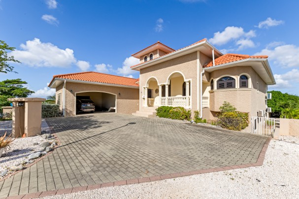 Blue Bay &ndash; Grote villa met twee ruime appartementen