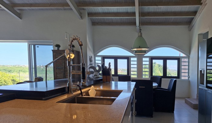 Kaya Modoc - Spacious home with pool and separate studio