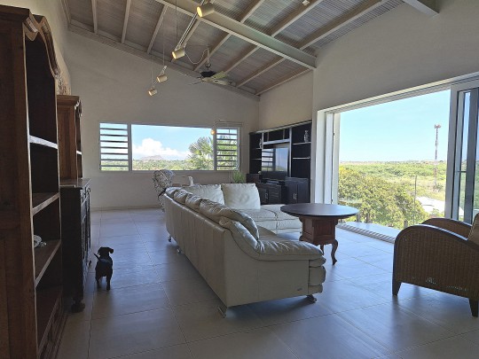 Kaya Modoc - Spacious home with pool and separate studio