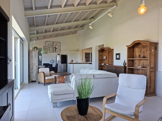 Kaya Modoc - Spacious home with pool and separate studio