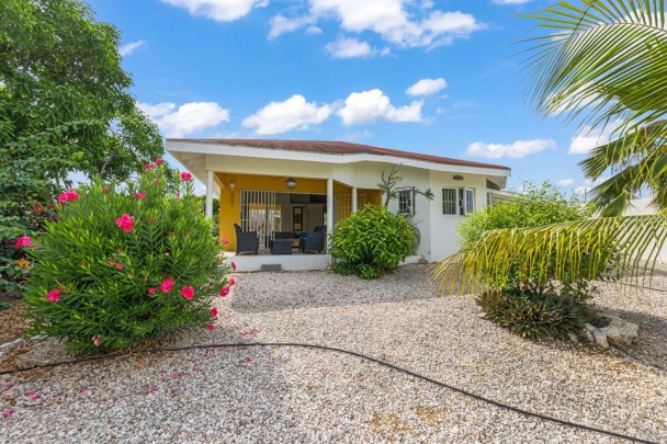 Montaña - Recompensa Park Detached 2-Bedroom Bungalow with Studio