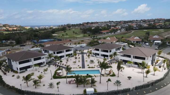 Blue Bay J sectie – Luxury Apartment with Pool & Garden