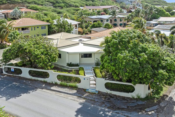 Spacious 3-bedroom villa with separate apartment