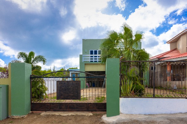 Lovely 4-Bedroom House with new Apartment in Tranquil Barber, Curaçao