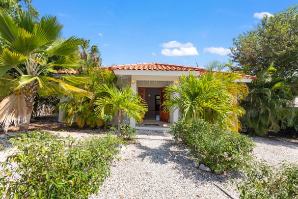 Blue Bay BL-19 – Spacious Villa on Golf Course