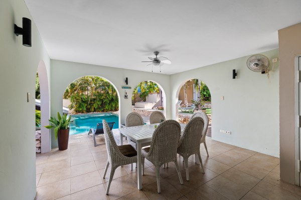 Hanenberg – Tropical vacation home with pool and private bar