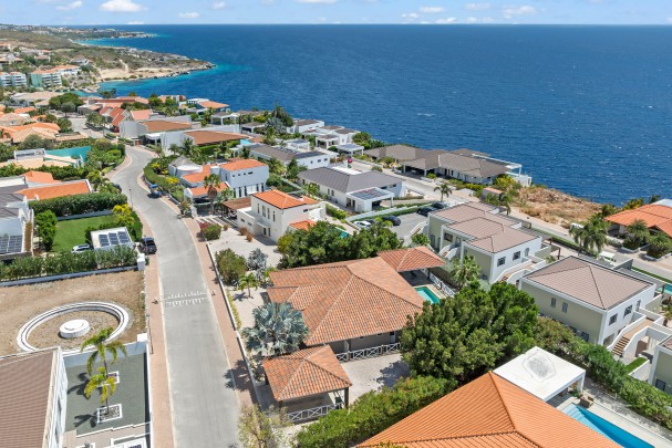 Blue Bay BB 39 – Ruime villa met zwembad en zeezicht