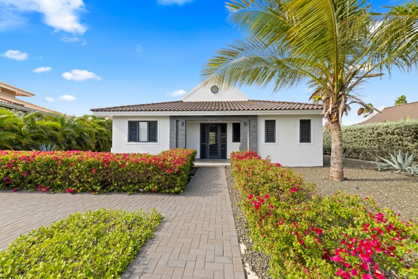 Blue Bay – Charming Villa with Pool and Golf Course Views